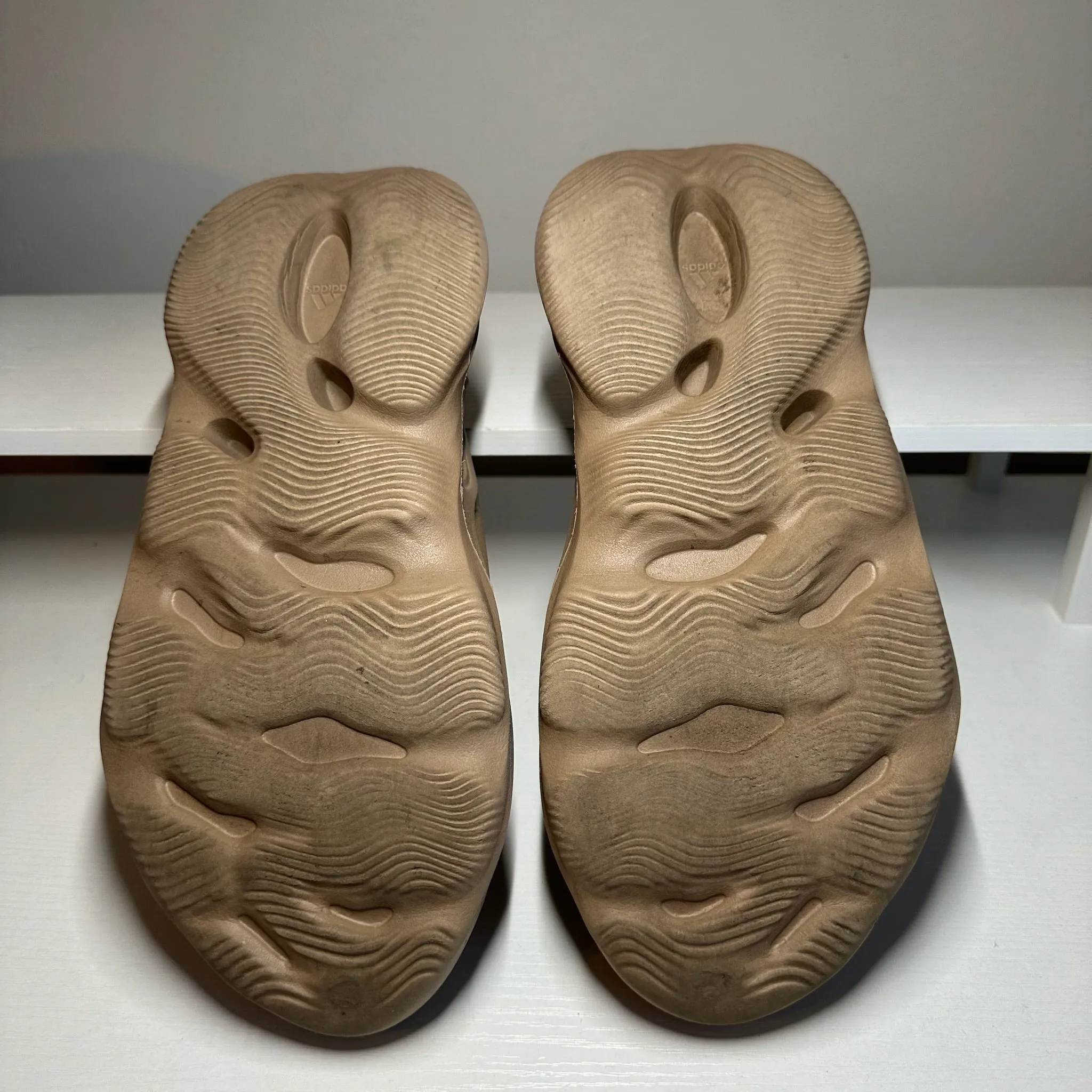 adidas Yeezy Foam RNR Stone Taupe *pre-owned* (SIZE 10)