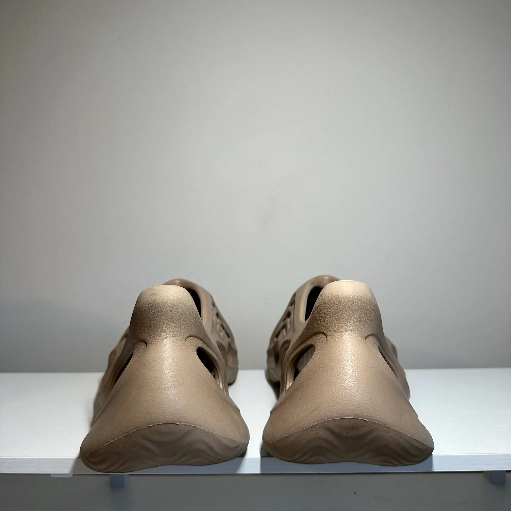 adidas Yeezy Foam RNR Stone Taupe *pre-owned* (SIZE 10)