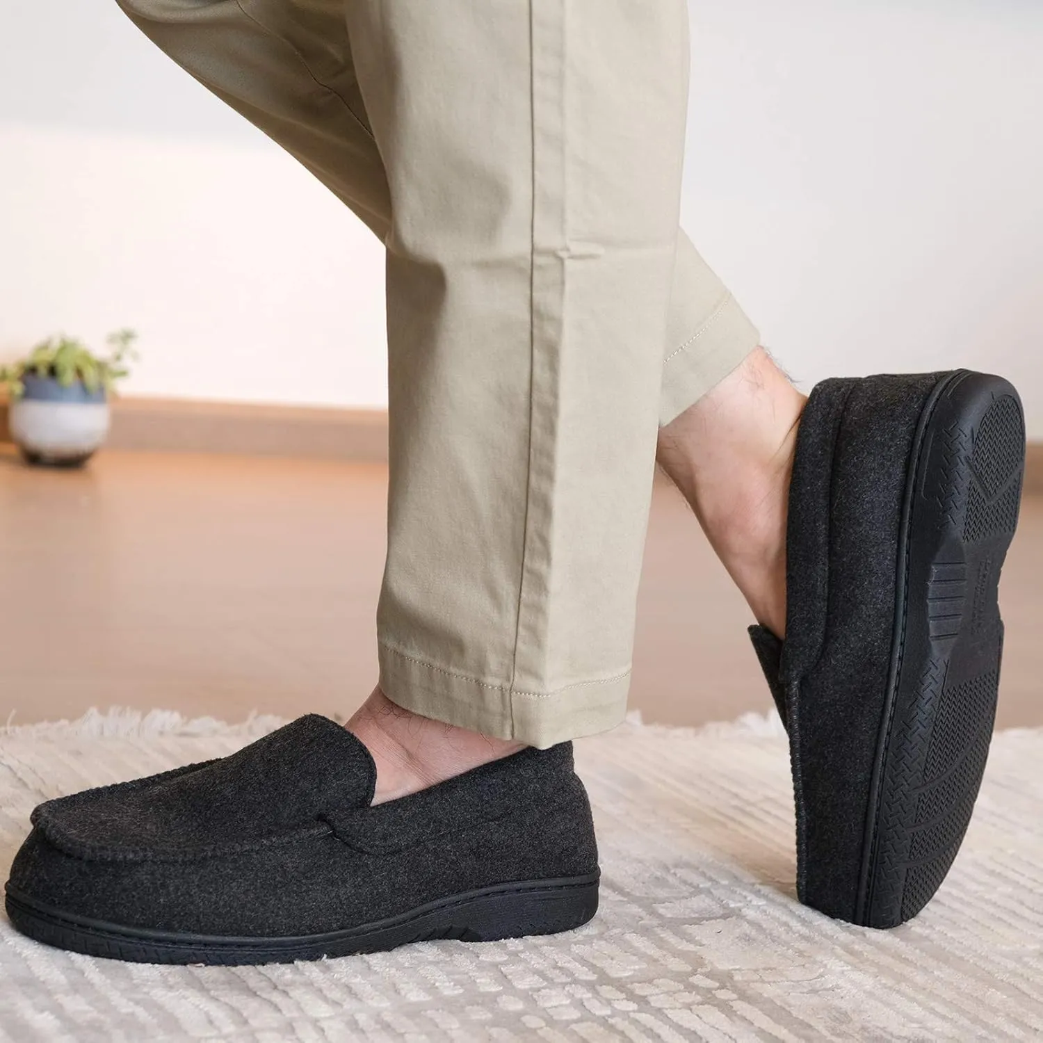 DL Men's Memory Foam Moccasin Slippers Breathable Moccasin Slippers Micro Wool House Shoes Anti-Slip Sole Indoor Outdoor