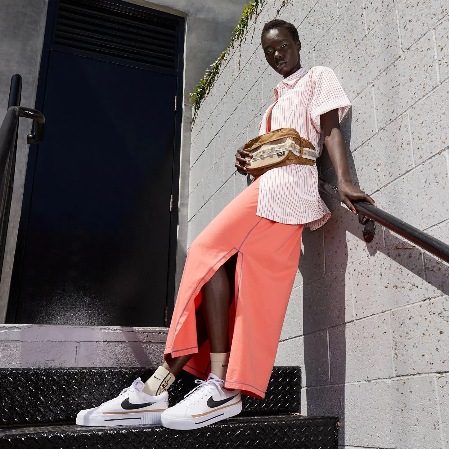 NIKE Women's Sneaker