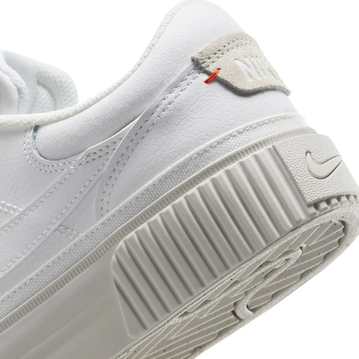 NIKE Women's Sneaker