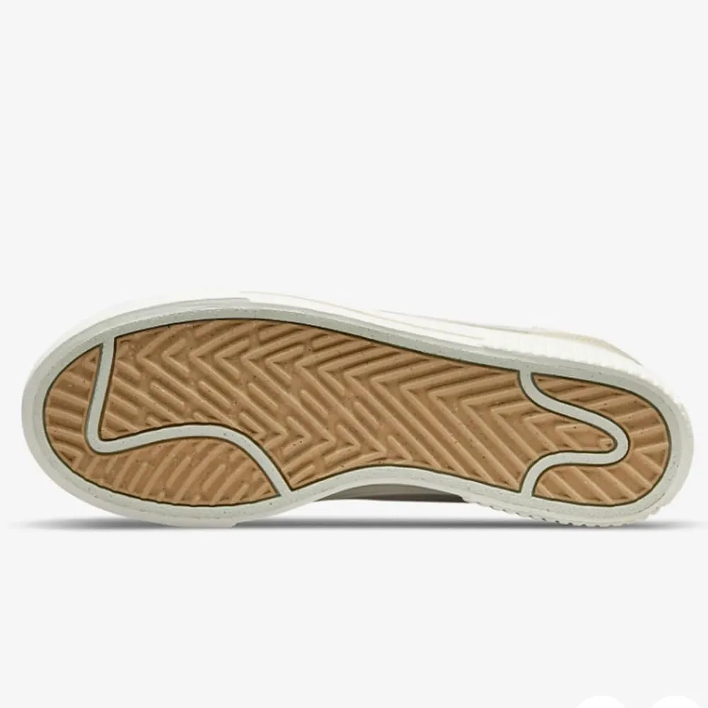 NIKE Women's Sneaker