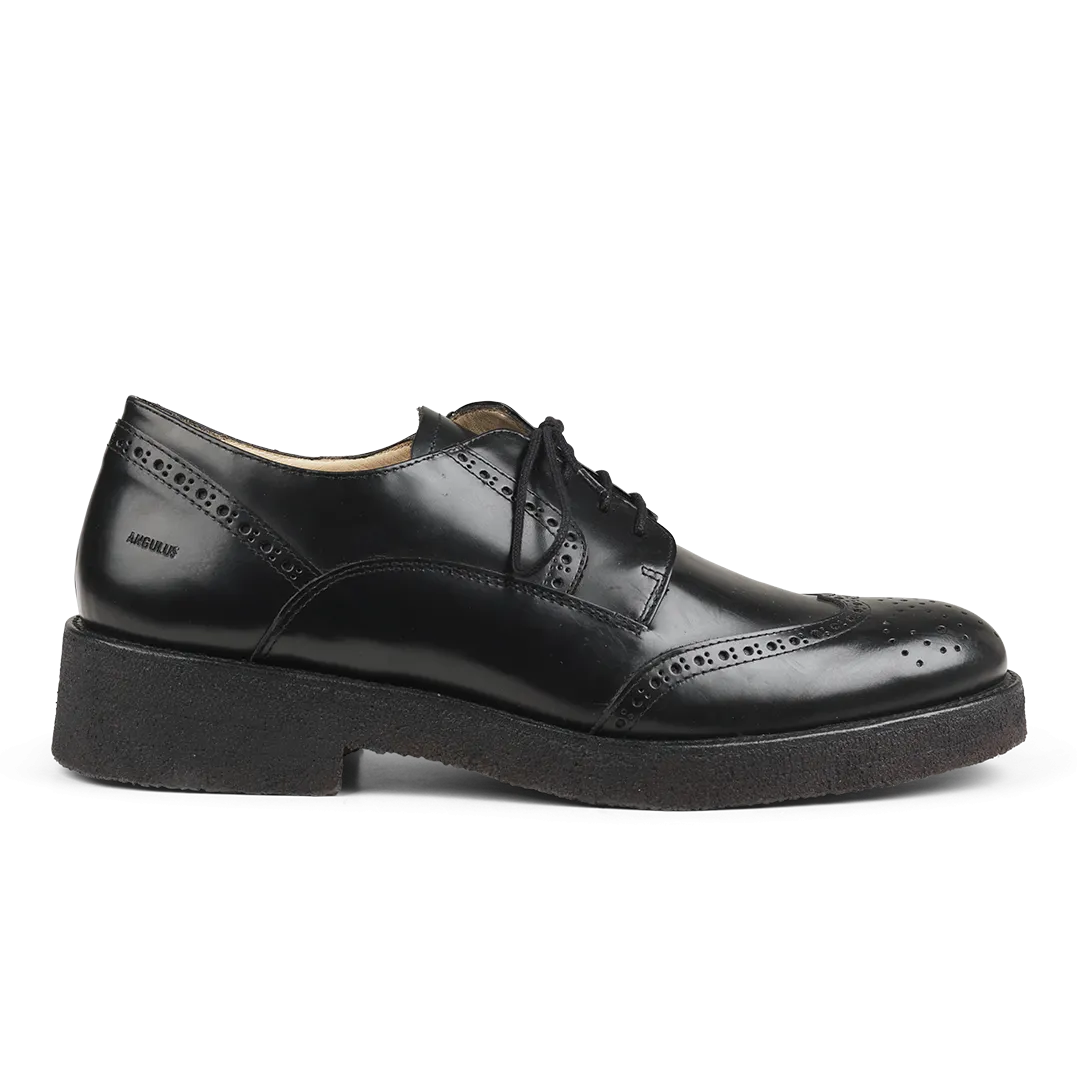 Schnürschuh mit Lochmuster