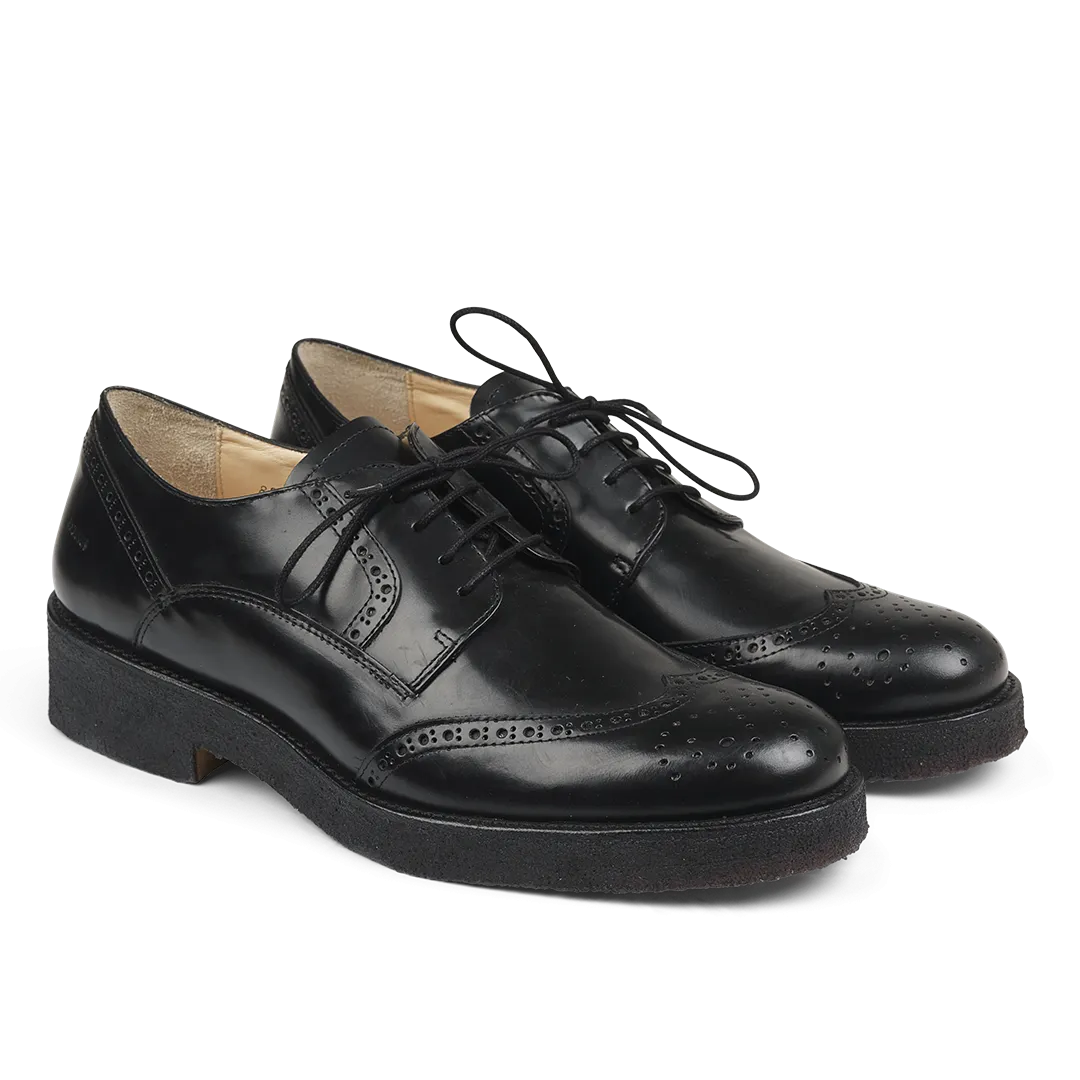 Schnürschuh mit Lochmuster