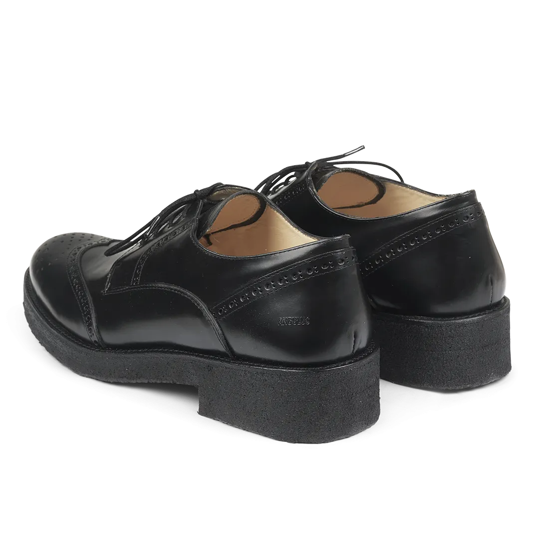 Schnürschuh mit Lochmuster