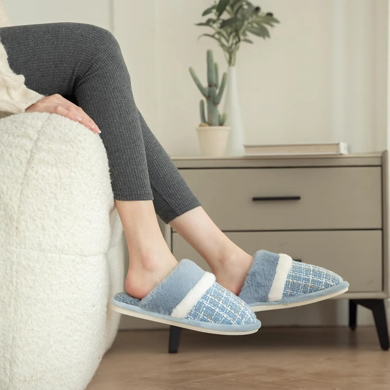 Women's Fuzzy Memory Foam Slippers Warm Gifts Trendy House Slippers Anti-Skid Rubber House Shoes for Women Mom Girlfriend Indoor Outdoor